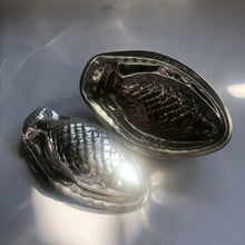 Load image into Gallery viewer, Nutbrown vintage fish moulds
