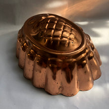 Load image into Gallery viewer, Vintage Portuguese Copper Pineapple Mould
