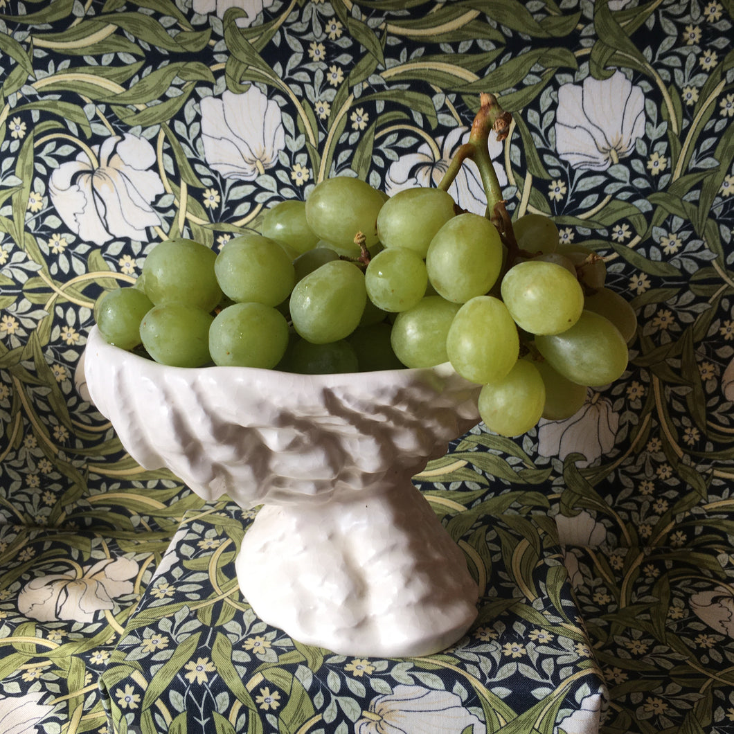 Shell shaped fruit or compote dish